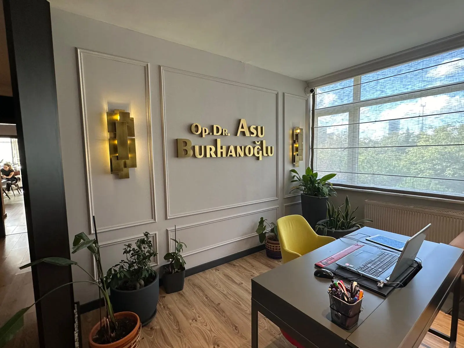 Op. Dr. Asu Deniz Burhanoğlu
