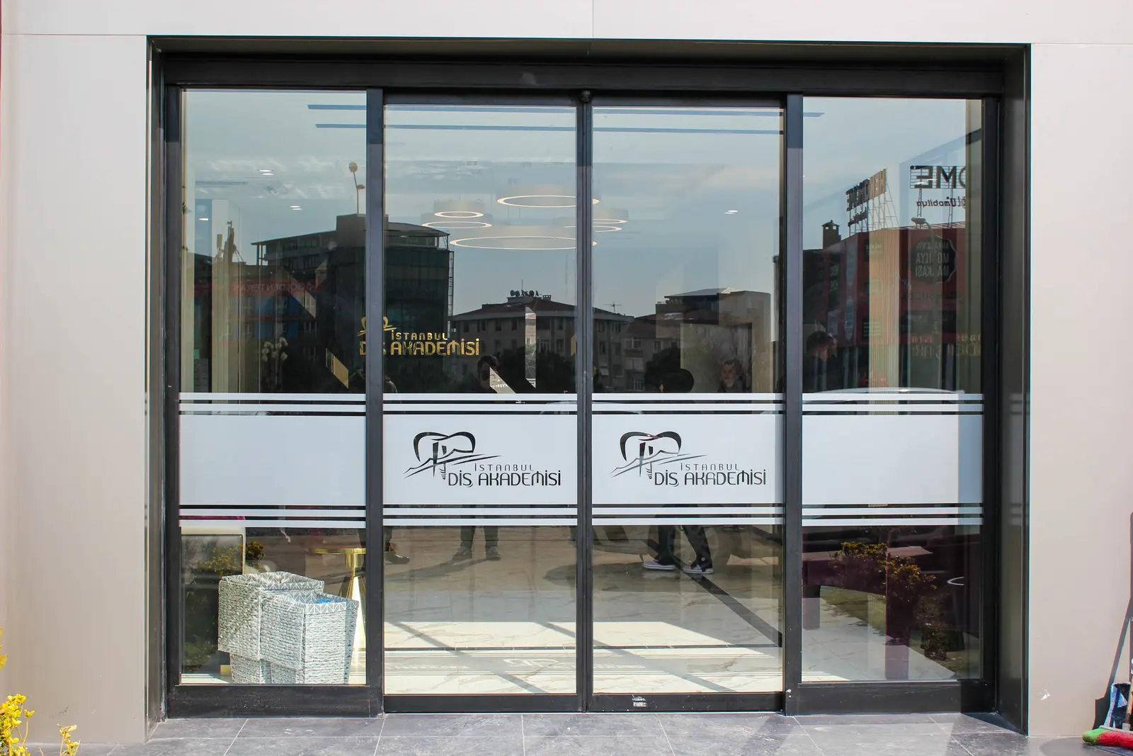 Özel İstanbul Diş Akademisi Ağız ve Diş Sağlığı Polikliniği